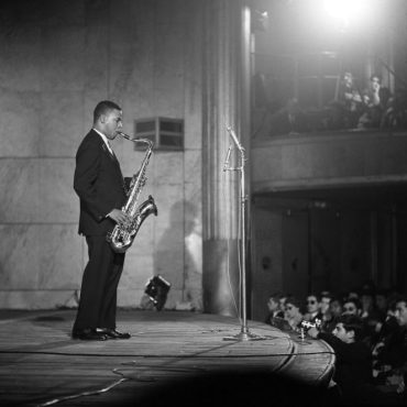 Wayne Shorter lors d'un concert avec les Jazz Messengers au théâtre des Champs-Elysées à Paris le 15 novembre 1959