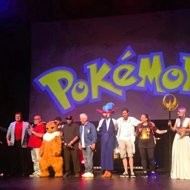 Chanteurs et cosplayeurs réunis sur scène pour le tableau final