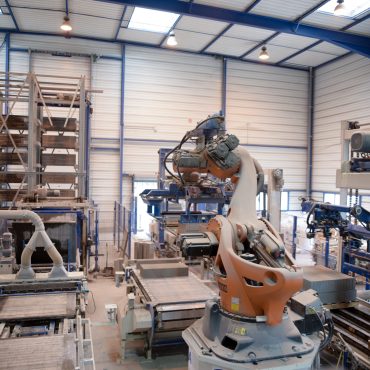 Site de production des bordures T2 certifiées à Villefranche-sur-Saône ©Plattard